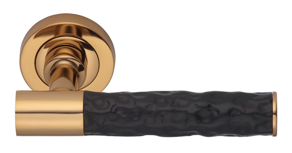 Dveřní klika Nova s černou rukojetí v provedení zlatá barva