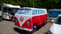 Volkswagen dodávka jako místo pro jednání Volkswagen dodávka jako místo pro jednání